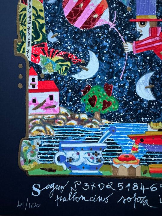 Volo felice appeso ad un palloncino (fondo blu) | Francesco Musante