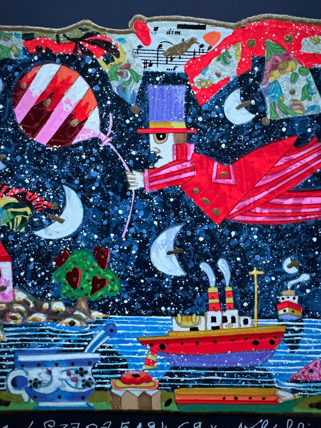 Volo felice appeso ad un palloncino (fondo blu) | Francesco Musante