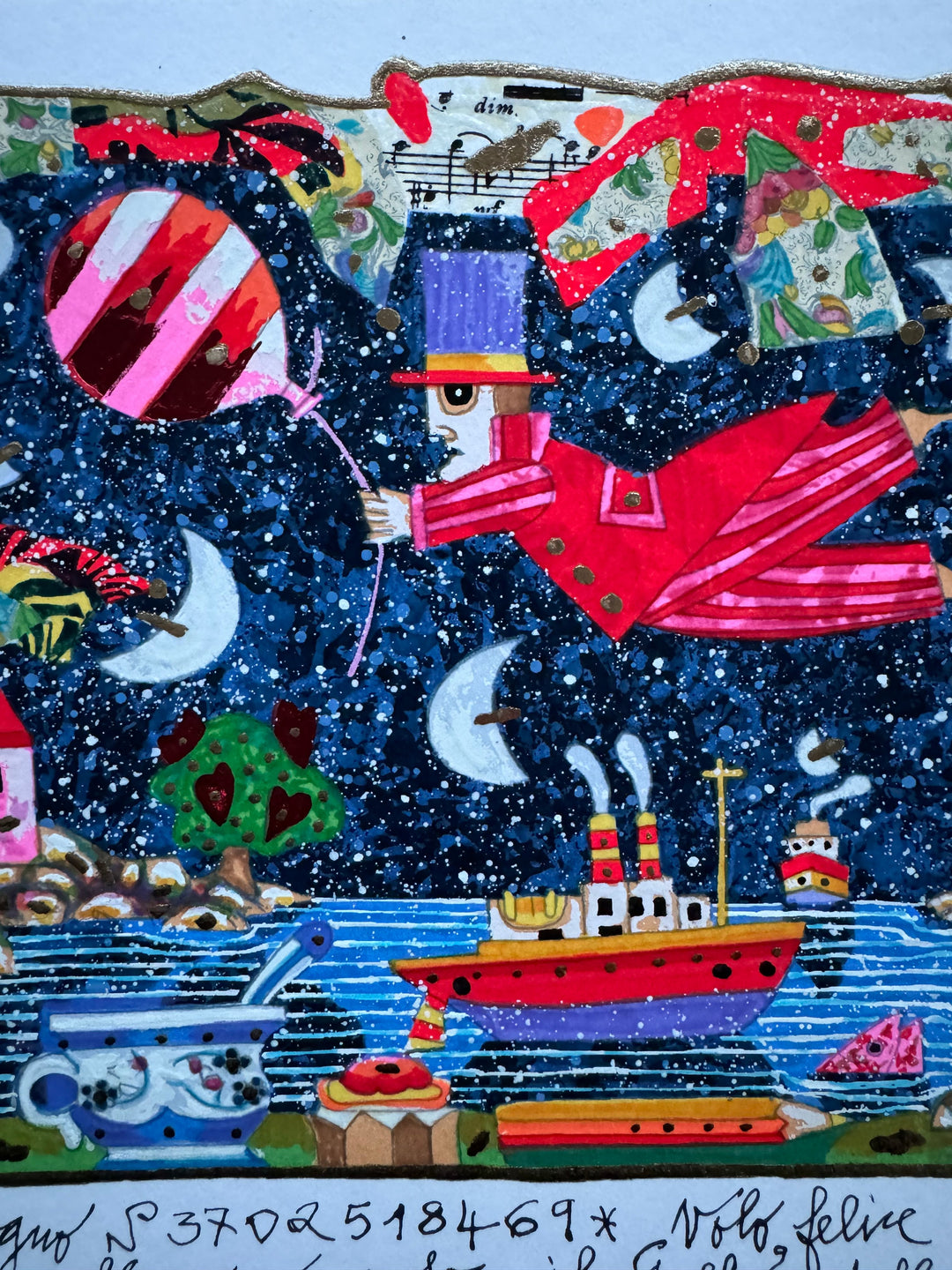 Volo felice appeso ad un palloncino (fondo bianco) | Francesco Musante