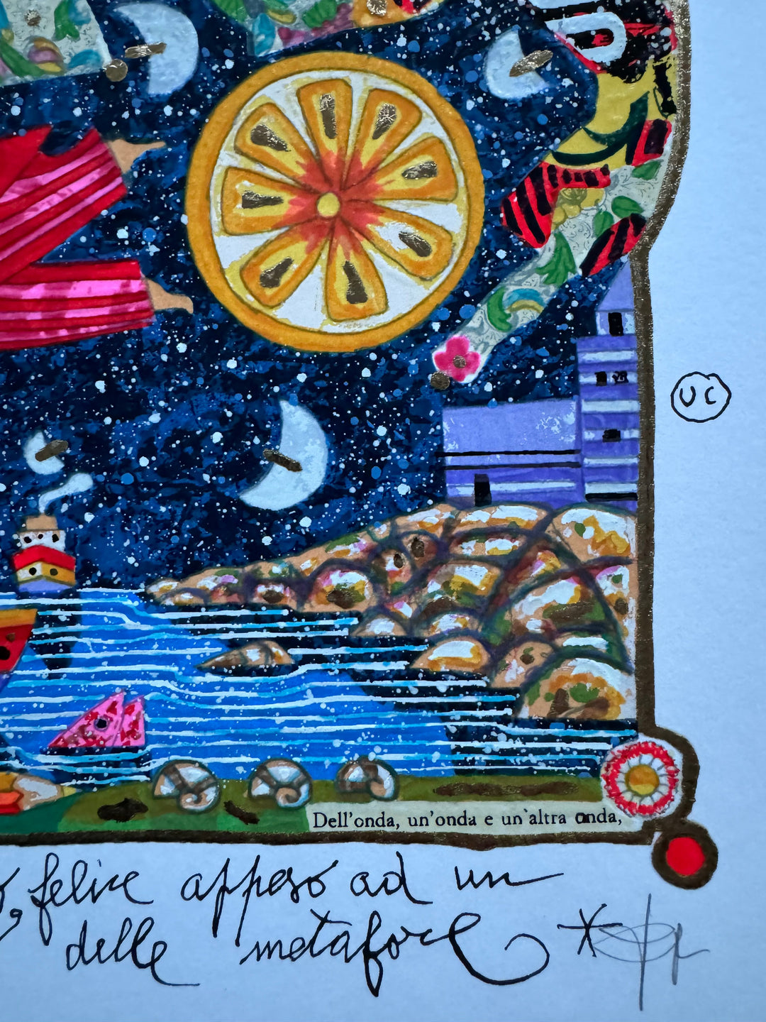 Volo felice appeso ad un palloncino (fondo bianco) | Francesco Musante